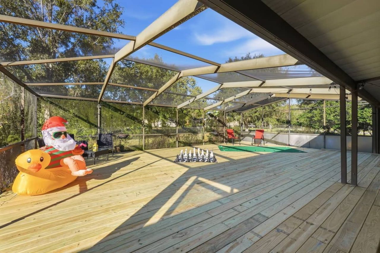 Screened game lanai